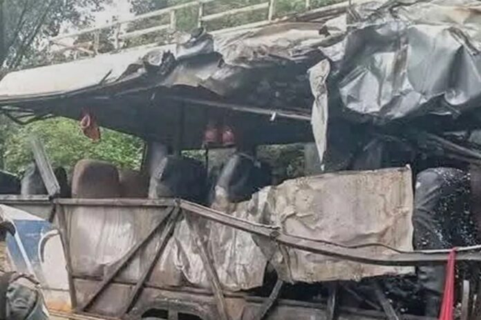 নাইজেরিয়ায় বিয়ের বাস নদীতে পড়ে নারী-শিশুসহ নিহত ১৯