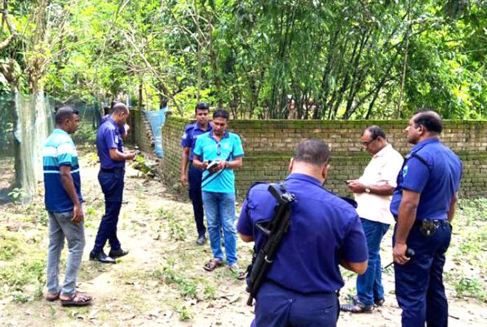 1757923448-e312564d7bda4d1816e290663e50641a কবরস্থানে পুঁতে রাখা ককটেল বিস্ফোরণ, আতঙ্কে স্থানীয়রা