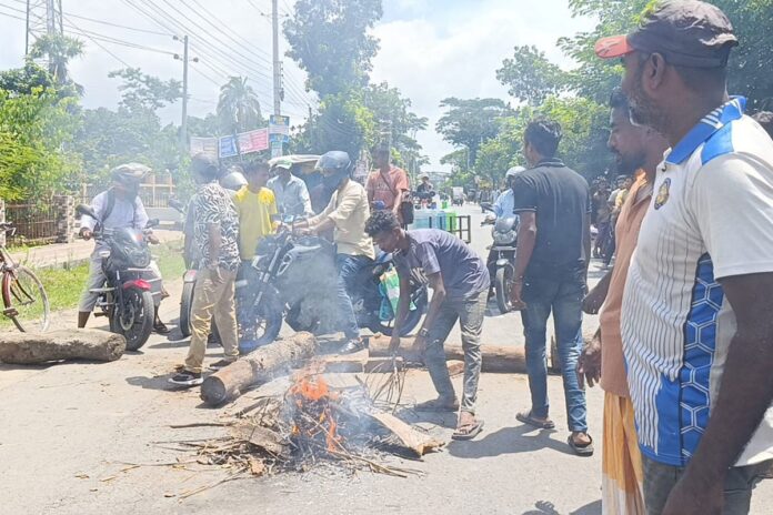 1757935640-5fc6ad2240783bc8376bdf58077ed9ca বাগেরহাটে হরতাল প্রত্যাহার করে নির্বাচন অফিস ঘেরাওয়ের ঘোষণা