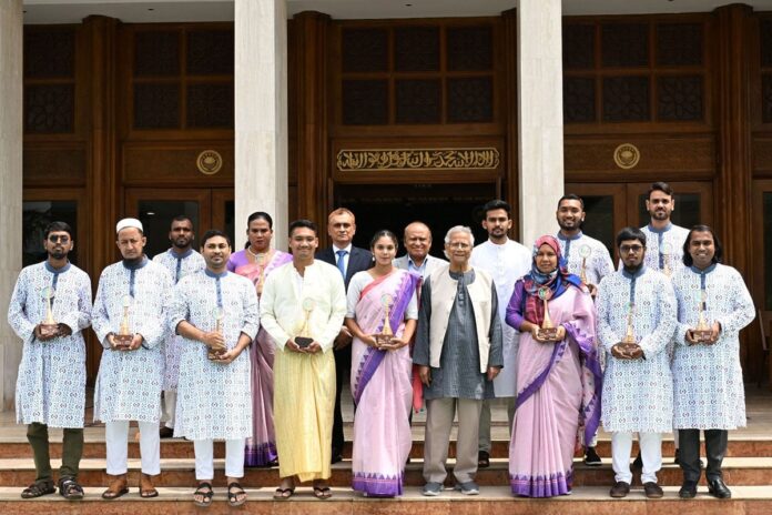 ১২ তরুণকে ‘ইয়ুথ ভলান্টিয়ার অ্যাওয়ার্ড’ প্রদান করলেন প্রধান উপদেষ্টা