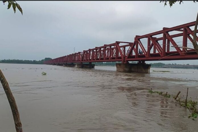 1757951233-fd4c8e59b8a7add298869bd9fef2417c রংপুরে তিস্তা নদীর পানি বিপৎসীমা ছুঁই ছুঁই