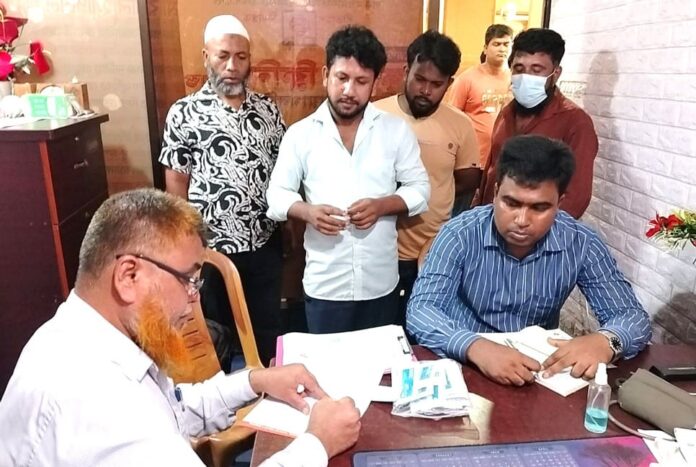 চাঁদপুরে ভোক্তার অভিযানে দুই প্রতিষ্ঠানকে জরিমানা