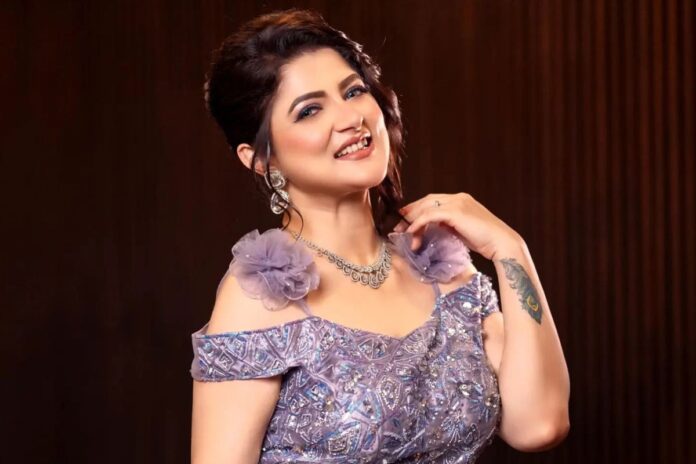 ছেলের বন্ধুরা আমাকে ‘দিদি’ বলে ডাকে: শ্রাবন্তী