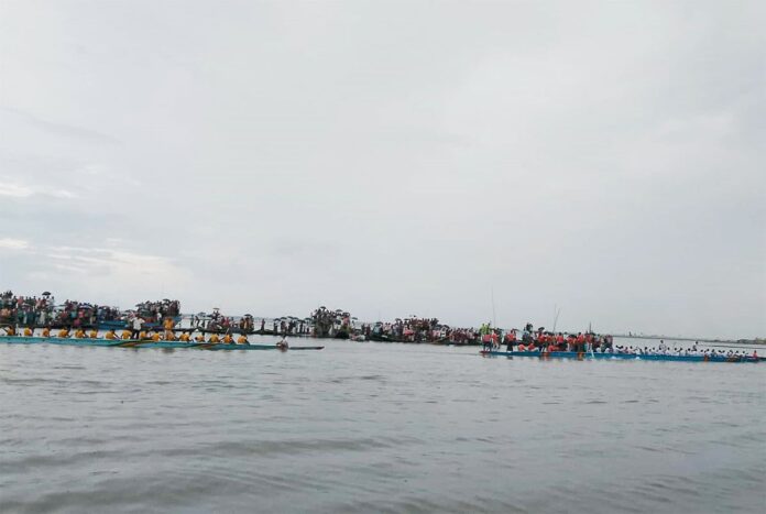 তিতাস নদীতে ঐতিহ্যবাহী নৌকা বাইচ