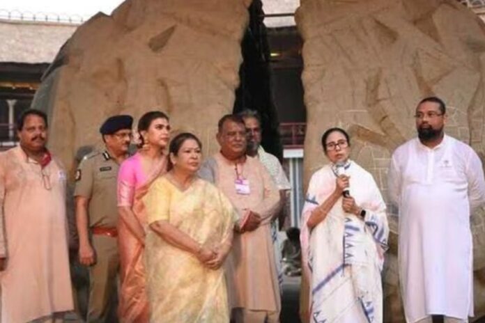 1758521920-e3e1bfe6378df4e00d15f1d374c276e7 একদিনে তিন হাজার দুর্গাপূজার উদ্বোধন করে রেকর্ড করলেন মমতা