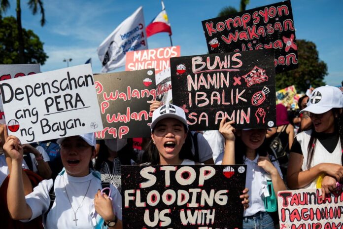 1758522354-6840d265ad0eb23fca8692b96a621b2b দুর্নীতির বিরুদ্ধে বিক্ষোভে উত্তাল ফিলিপাইন