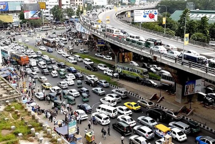 সড়কে নিবন্ধনহীন আড়াই লাখ গাড়ির কর ফাঁকি