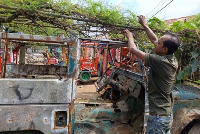 পরিত্যক্ত গাড়ি হয়ে উঠেছে ফুলের মাচা!