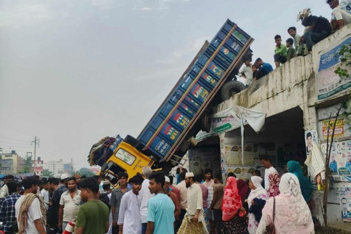 নারায়ণগঞ্জে ট্রাক উল্টে ওভারপাসের নিচে, রিকশাচালক আহত