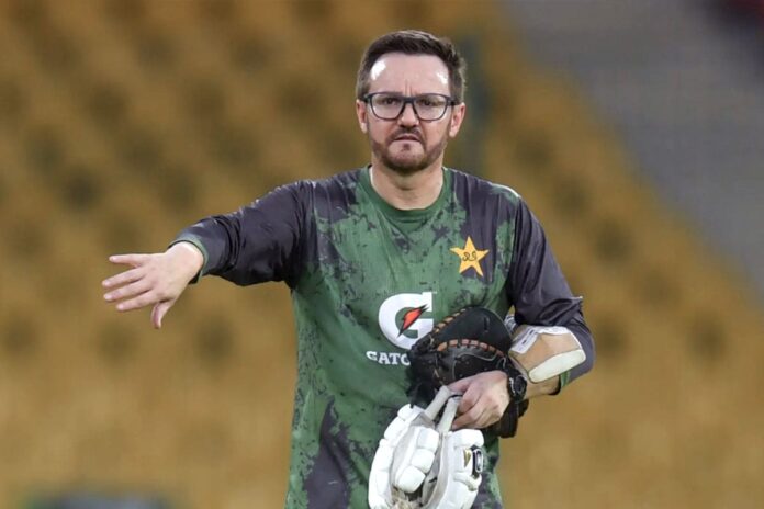 পাকিস্তানের প্রধান কোচের পদত্যাগ চান সাবেক ক্রিকেটার