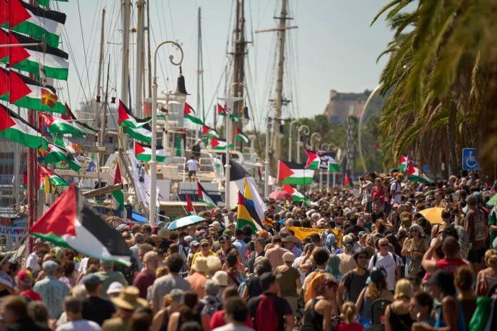 ফ্লোটিলার নৌবহরে বাধা দেয়ায় বার্সেলোনায় হাজারো মানুষের বিক্ষোভ