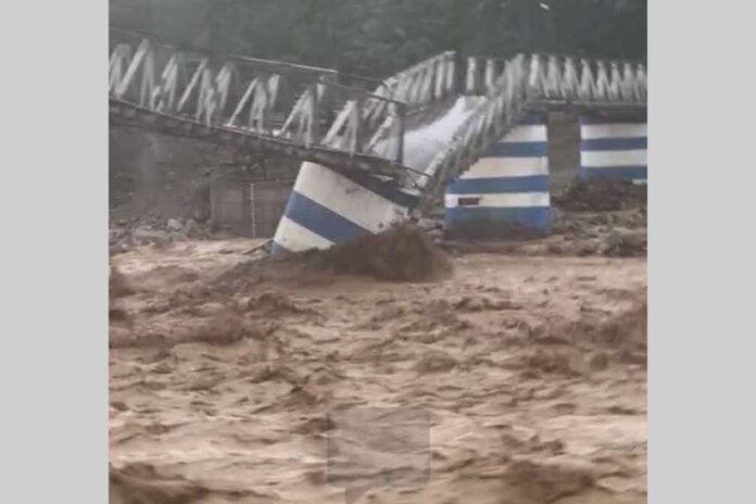 টানা বর্ষণে বিপর্যস্ত উত্তরবঙ্গ, বৃষ্টি ও ধসে বহু প্রাণহানির আশঙ্কা