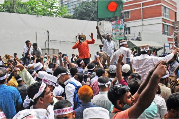 1760338836-cf2c51a6959de1fdc588fd9789cf4058 এমপিওভুক্ত শিক্ষকদের লাগাতার কর্মবিরতি, শহীদ মিনারে অবস্থান