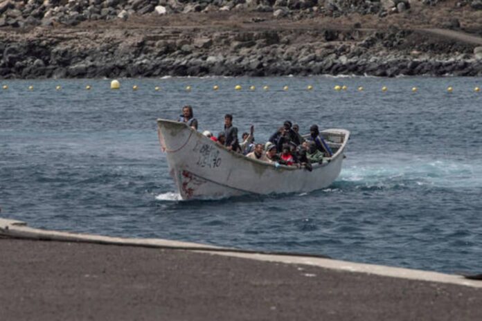 1760339212-1e1cfcd8bbcaf3be43f2c6591d8dba54 ঘানায় নৌকাডুবিতে ১৫ জনের মৃত্যু