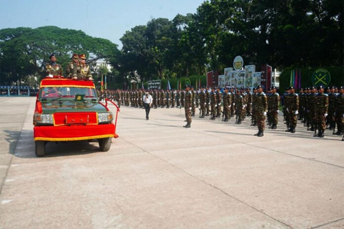ইঞ্জিনিয়ার্স ও সিগন্যালস্ কোরের রিক্রুট ব্যাচের সেনাবাহিনী প্রধান কুচকাওয়াজ অনুষ্ঠিত