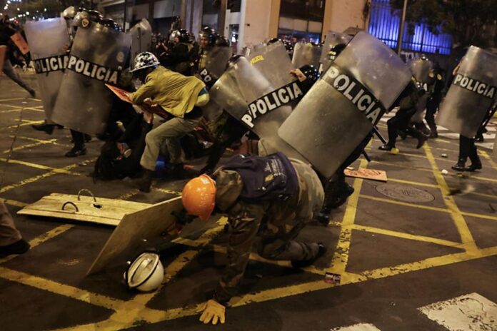 এবার জেন-জি বিক্ষোভে উত্তাল পেরু, ব্যাপক সংঘর্ষ