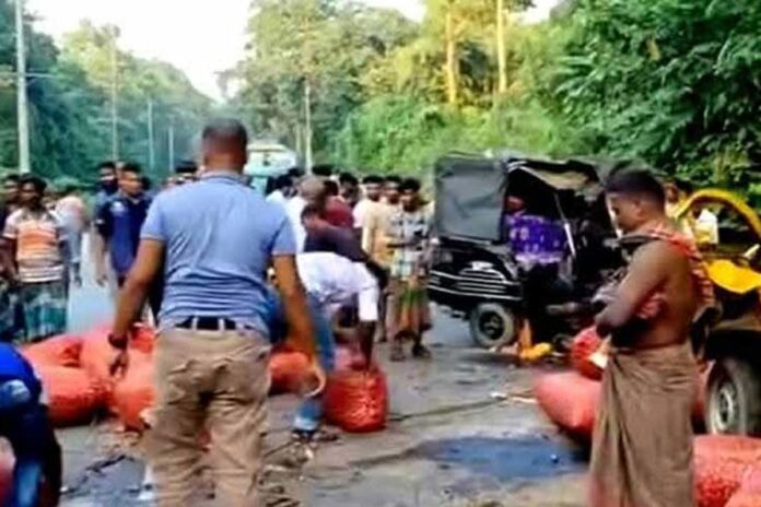 টাঙ্গাইলে পিকআপ ভ্যান-মাহিন্দ্রা সংঘর্ষে নিহত ২