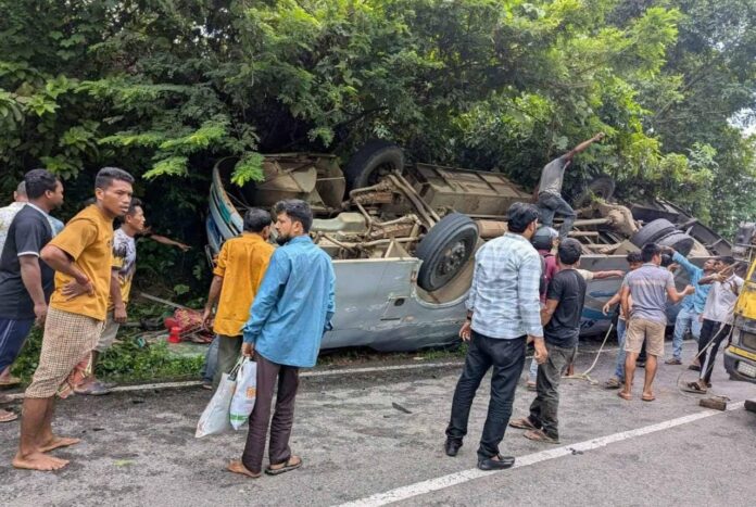 1760688901-c9fd6fdf6a48d3cd44e325e95e7cf0b5 খাগড়াছড়িতে বাস উল্টে নিহত ২, আহত ১২