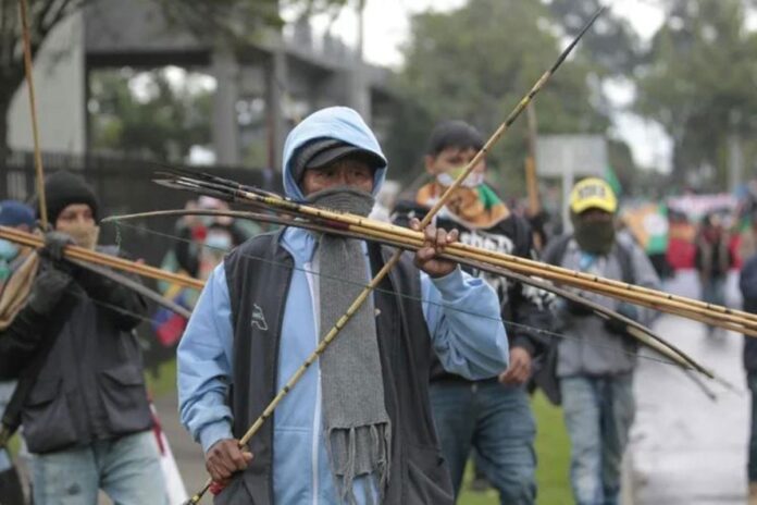 কলম্বিয়ায় পুলিশের ওপর হামলা ট্রাম্পবিরোধী বিক্ষোভকারীদের