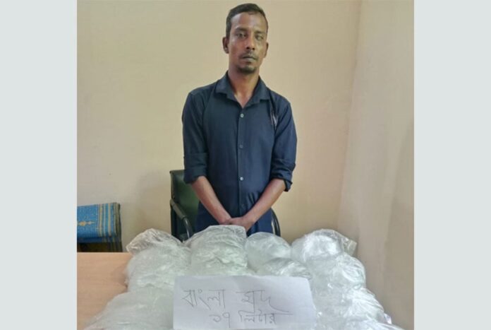 1760890387-65ce3ab065e68b13e062baa84e06e8ec বান্দরবানে মদসহ গ্রেফতার ১