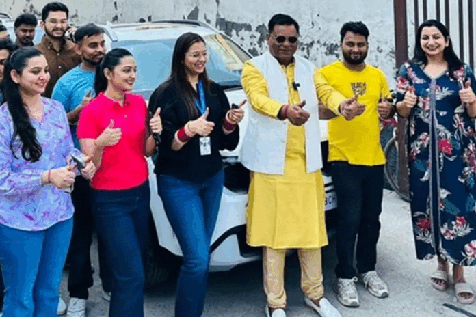 কর্মীদের গাড়ি উপহার দিলেন কোম্পানির মালিক