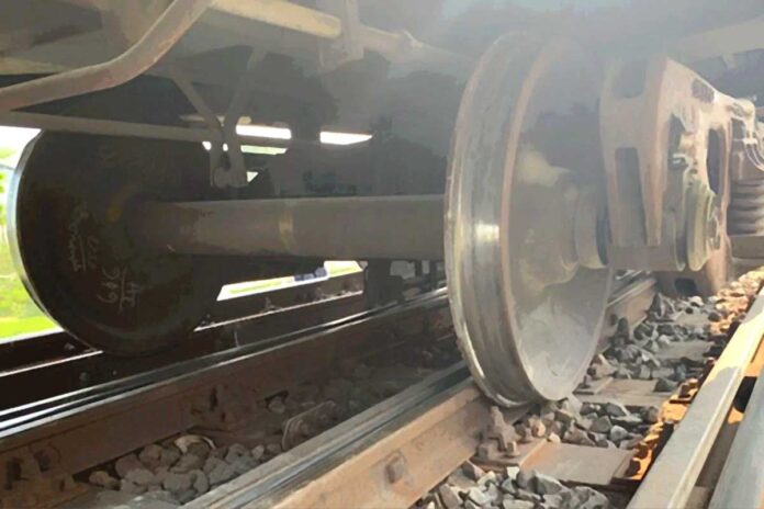 1761052281-7bd67996d9d90bb3cb05858282f023de রাজশাহী স্টেশনে ঢালারচর এক্সপ্রেসের বগি লাইনচ্যুত