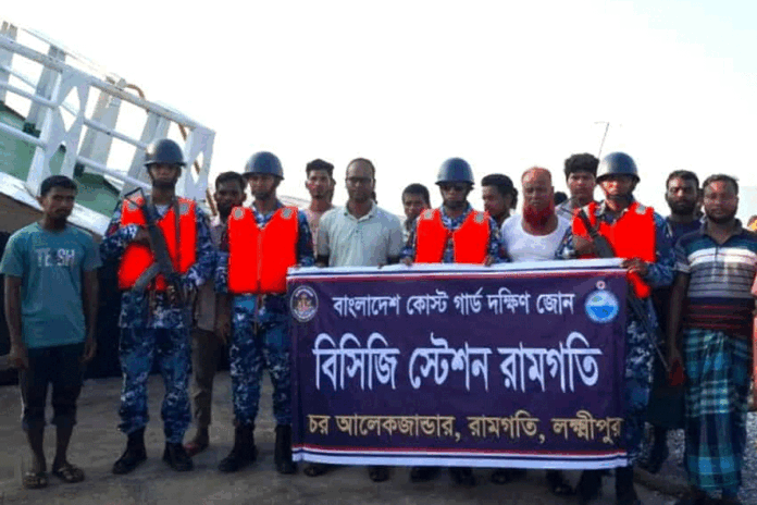 1761105052-4b69c2e27800846d4e132ea608c2a660 দুই লাইটার জাহাজের সংঘর্ষ, ১৩ ক্রুকে উদ্ধার করেছে কোস্ট গার্ড