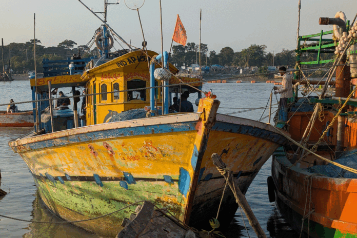 1761228286-bde7cf9049e122a728d29f2213bb2b67 সাগর থেকে ফের ভারতীয় ফিশিং ট্রলারসহ ৯ জেলে আটক