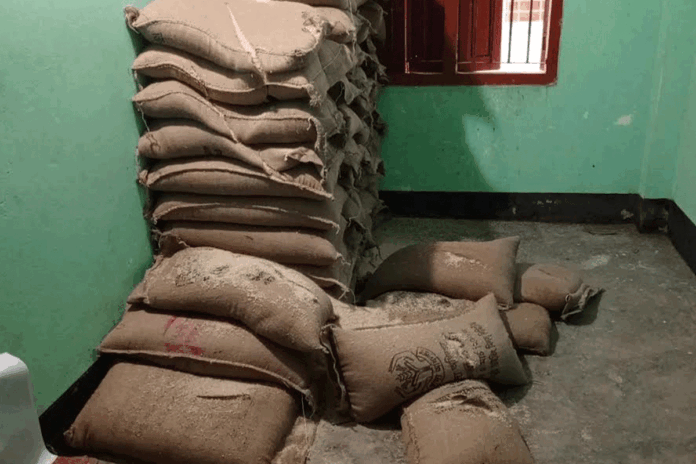 1761229522-fee4e47f3e4c529b1f2c751035a4492c গাংনীতে ইউনিয়ন পরিষদের ভবন ভাঙচুর ও চাল লুটের অভিযোগ