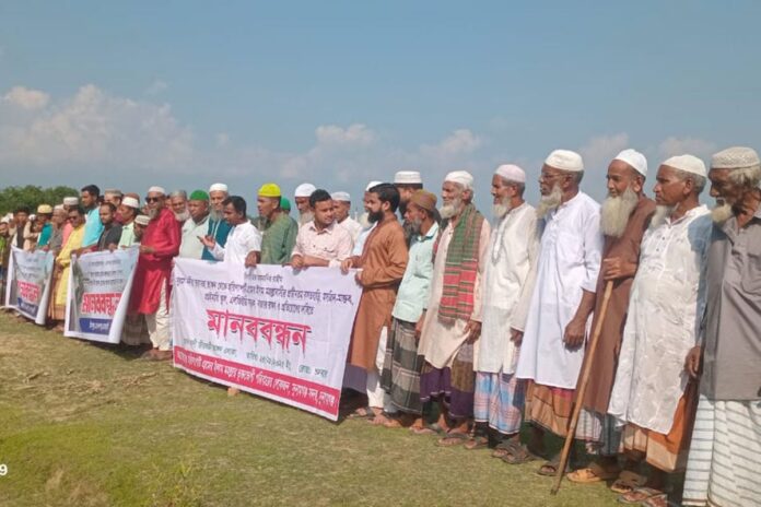 সুরমা নদীর ভাঙন ঠেকাতে সুনামগঞ্জে গ্রামবাসীর মানববন্ধন