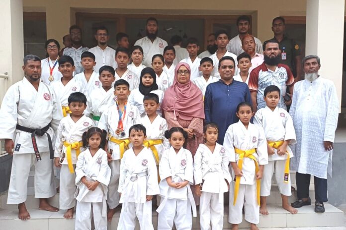 লাকসামে কারাতে বেল্ট ও সার্টিফিকেট প্রদান