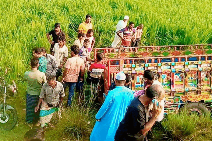 নওগাঁয় গরুবাহী ভুটভুটি ও মোটরসাইকেল নিয়ন্ত্রণ হারিয়ে নিহত ২