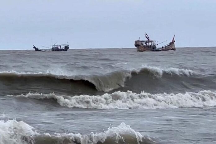 1761373984-0331f1beab22fb6d25616fda3a99b07b লঘুচাপ রূপ নিতে পারে নিম্নচাপে, বৃষ্টির আভাস