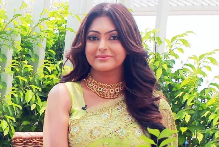 প্রকাশ্যে চিত্রনায়িকা নিপুণ