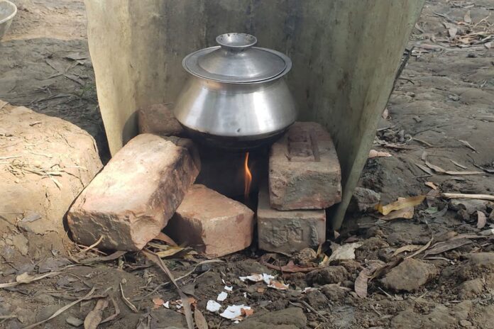 1761401995-dc0eda85f02ca6c8980132492f378b9f পাইপ বোরিং করতে গিয়ে বের হচ্ছে গ্যাস, রান্না করছেন অনেকে