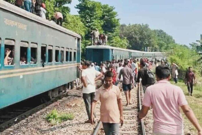 1761403113-b8f93b42061248d233d89a23e0bf3db5 ব্রাহ্মণবাড়িয়ায় দু'ভাগ হয়ে গেল ট্রেন