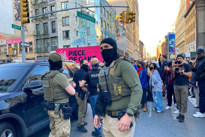 1761403942-64b8299d1597b8a5c7b9cb9c88642f6c আইসের গ্রেফতার আতঙ্কে যুক্তরাষ্ট্রের প্রবাসীরা