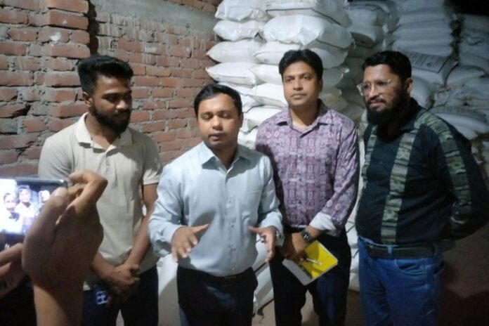 1761421747-246c1b8fb4a923d2e5d97c248efa1bf2 পাটগ্রামে অবৈধভাবে সার মজুত ও বেশি দামে বিক্রি, জব্দ-জরিমানা