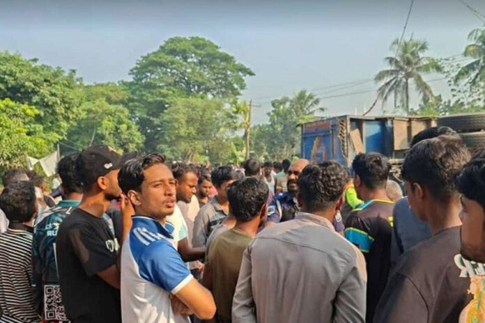 1761449589-dbcf7d29e906cf504deaf1b90b15eeca পাবনায় ট্রাকচাপায় স্কুল শিক্ষার্থীসহ নিহত ৩, বিক্ষুব্ধ এলাকাবাসী
