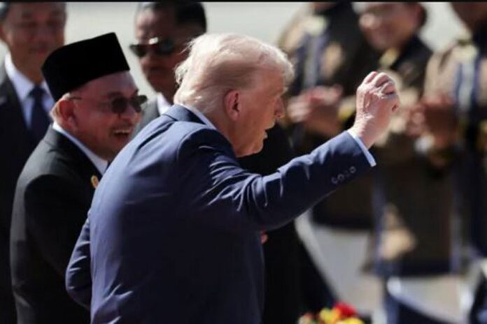 মালয়েশিয়ায় বিমানবন্দরে নেমেই যেভাবে সবাইকে মুগ্ধ করলেন ট্রাম্প