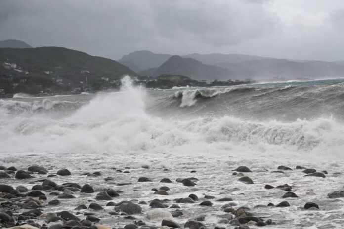 বছরের সবচেয়ে শক্তিশালী ঘূর্ণিঝড়ের আঘাত, জ্যামাইকায় তাণ্ডবের শঙ্কা