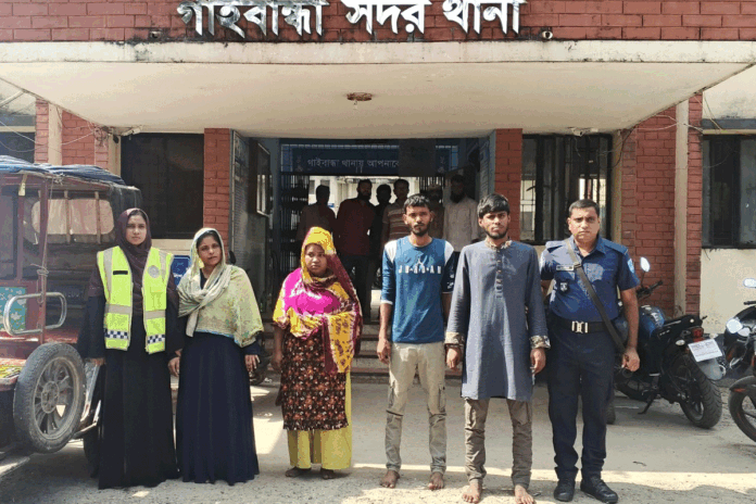 1761658411-246ed95454d12f21d9fc0259316b750d অটো ছিনতাইয়ের সময় ধরা পড়লেন দুই নারীসহ চার ছিনতাইকারী