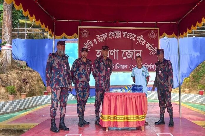 1761729058-134ce63057f068a219a0df338fb0b723 পাহাড়ের সুবিধাবঞ্চিতদের সহায়তা দিল বিজিবি