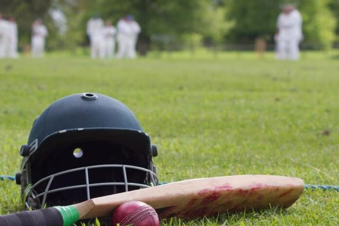 ফিরল ফিল হিউজের স্মৃতি, গলায় বল লেগে আইসিইউতে অজি ক্রিকেটার