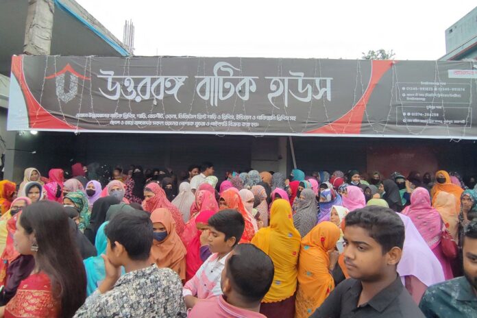 1762012894-8aad465f97b498b1d65fb06227beb725 হাজার টাকায় চার থ্রিপিসের ঘোষণা দিয়ে খোলেনি শোরুম, ক্ষোভ ক্রেতাদের