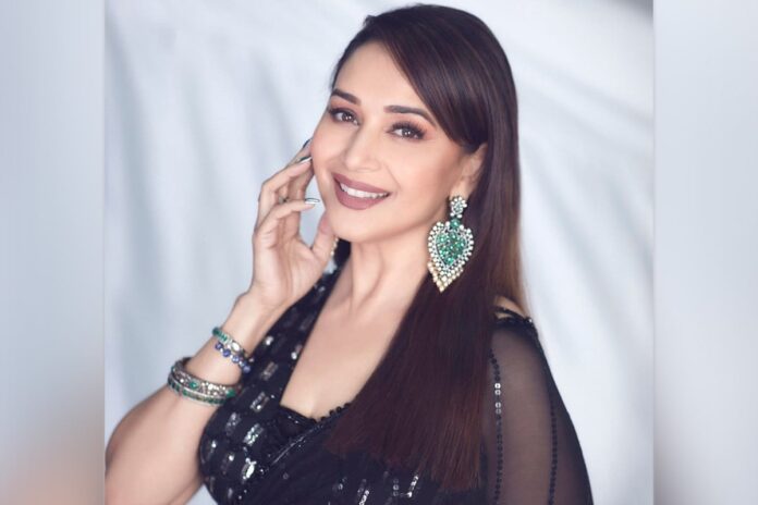 1762243429-6c1bc534dc1def4881d34070c00db28a মাধুরীর শো দেখতে গিয়ে বিরক্ত দর্শক, টাকা ফেরতের দাবি