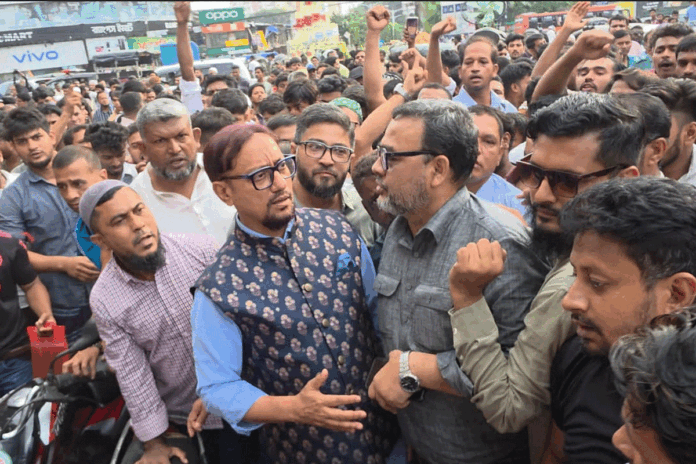 1762259481-007b98d50fd1de35a654e100103ddac6 নিউ মার্কেট মোড়ে বিকেল ৪টার আগে হকার বসা বন্ধ: চাসিক মেয়র