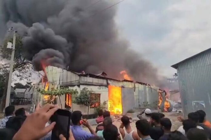 1762334424-3b5199d2cd0906c21c715a402ead0bed গাজীপুরে আগুনে পুড়ল ৬ ঝুটের গোডাউন