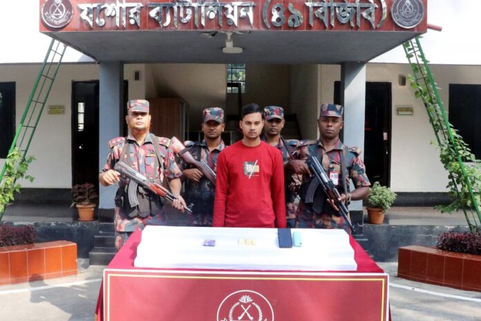 1762339132-8c4eba8448d5eaf81082de594c960ebd যশোরে অর্ধকোটি টাকার স্বর্ণসহ যুবক আটক