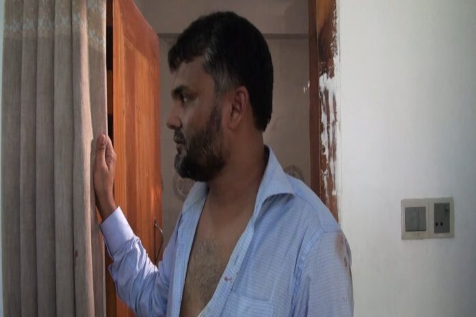 1762341155-18e2999891374a475d0687ca9f989d83 ঝিনাইদহে যুবলীগ সভাপতিকে মারপিট করে পুলিশের দিল জনতা